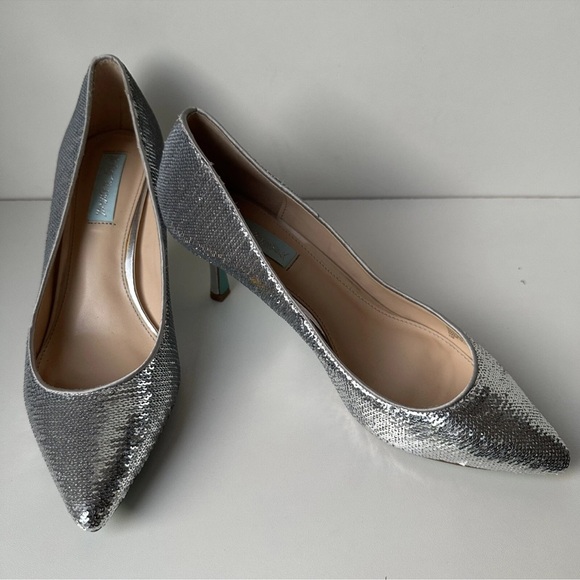Blue by Betsey Johnson Women's Sb-Kamie Pump, Glittering Silver Satin, Size 8M - Picture 1 of 12